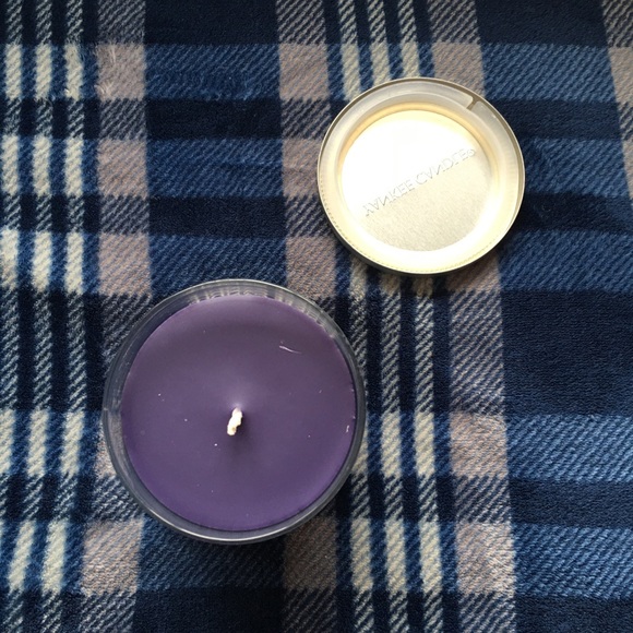 Yankee Candle Midnight Lilac Candle - Picture 4 of 4